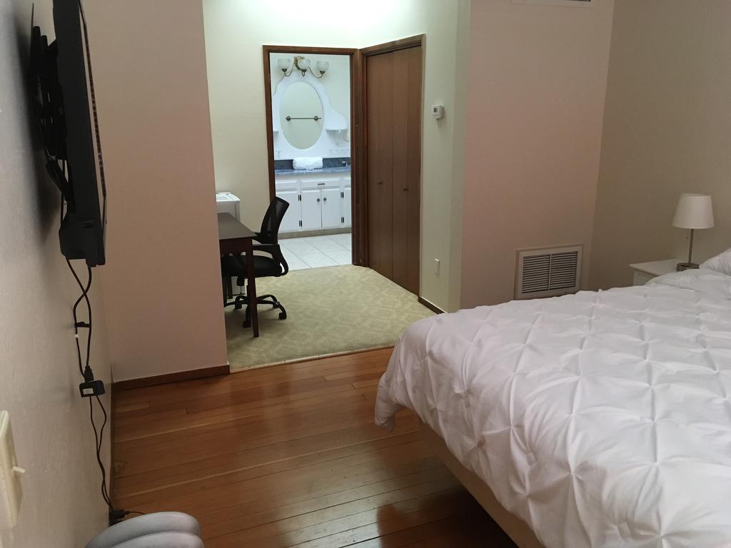 Hotel Burgess Reedley Extérieur photo