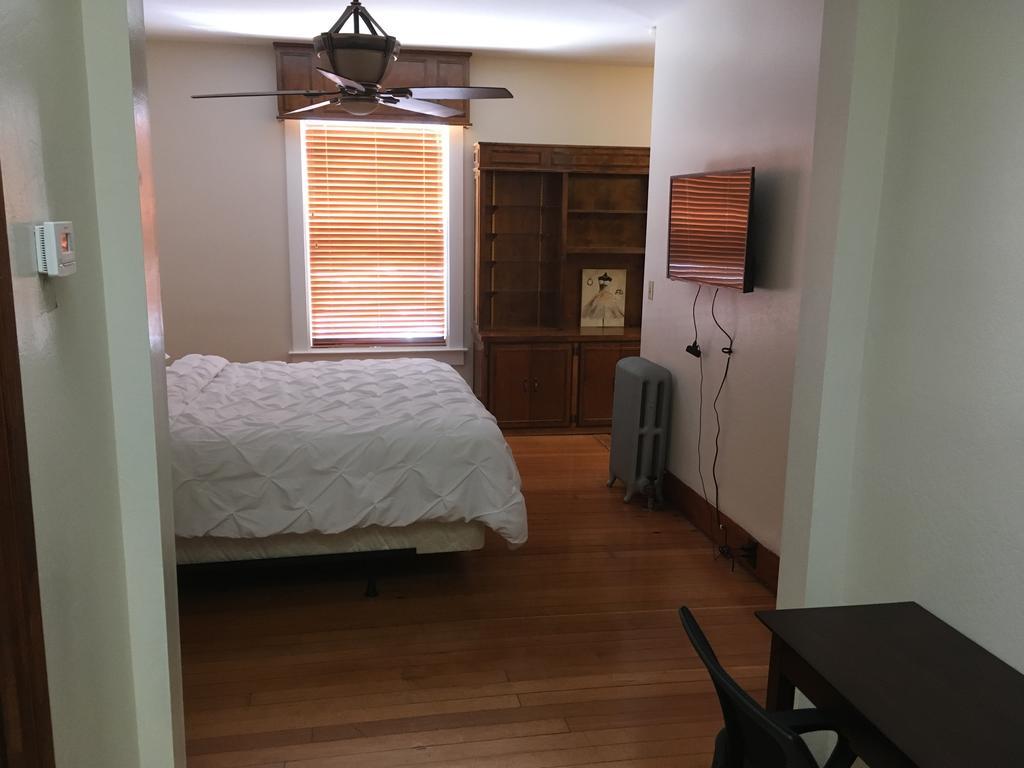 Hotel Burgess Reedley Extérieur photo