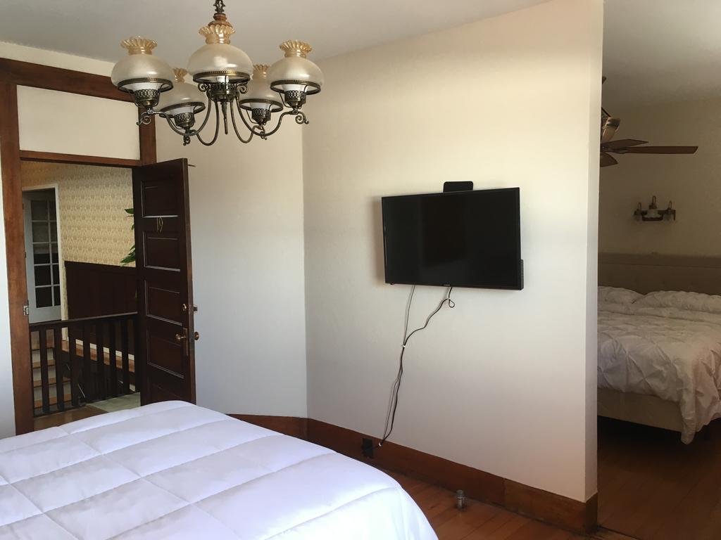 Hotel Burgess Reedley Extérieur photo