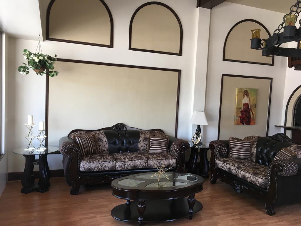 Hotel Burgess Reedley Extérieur photo