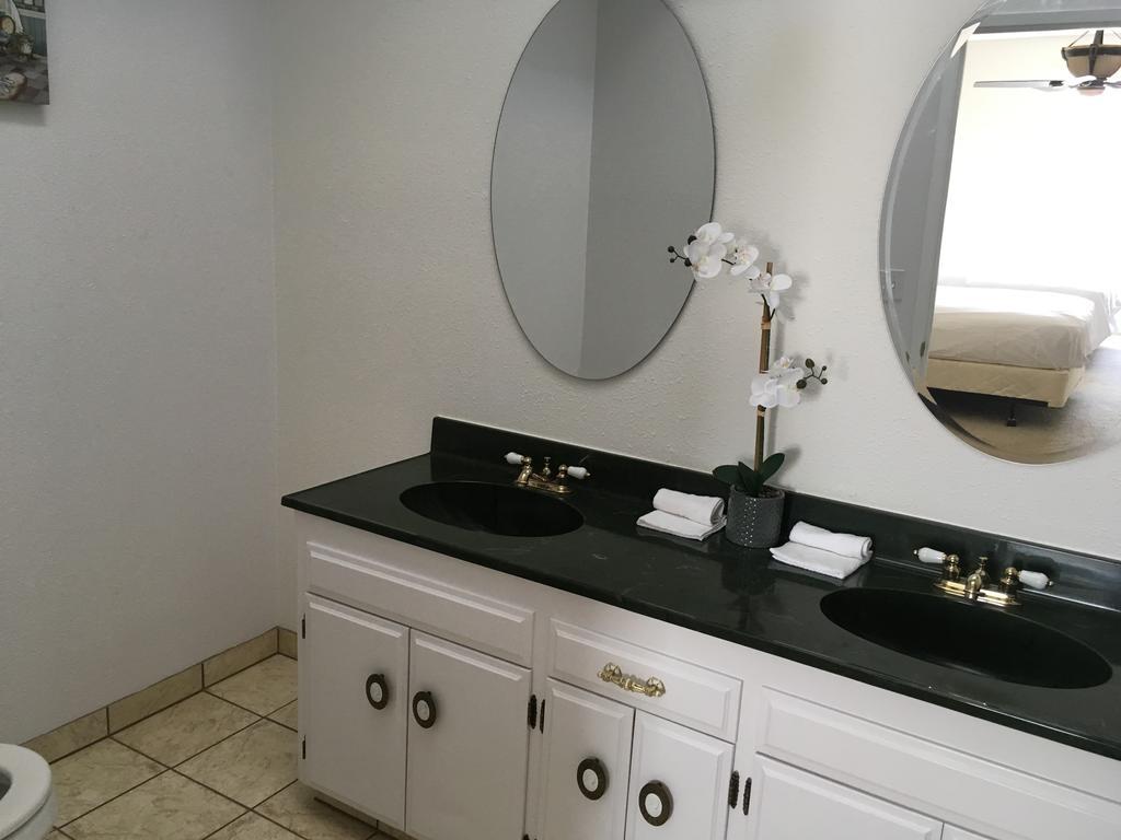 Hotel Burgess Reedley Extérieur photo