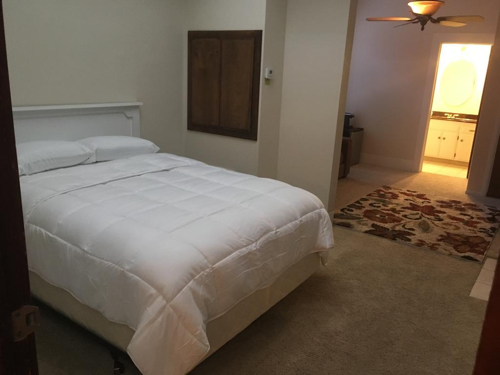 Hotel Burgess Reedley Extérieur photo
